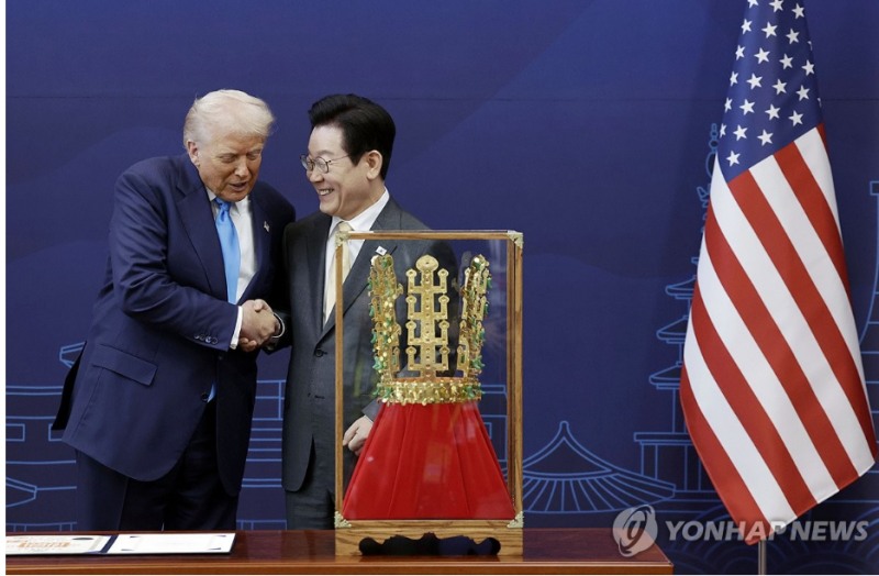 이재명 대통령이 29일 경북 경주박물관에서 도널드 트럼프 미국 대통령에게 '천마총 금관 모형'을 선물한 뒤 악수하고 있다. 사진=대통령실통신사진기자단