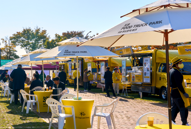 ‘KB착한푸드트럭’ 사장님들이 경주 예술의 전당에서 진행되는 ‘APEC CEO 서밋’ 현장에 마련된 ‘KB 푸드트럭 파크’에서 식음료를 제공하고 있다. ⓒ KB금융