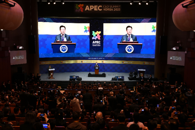 이재명 대통령이 29일 오전 경북 경주시 예술의전당에서 열린 '2025 아시아태평양경제협력체(APEC) 최고경영자 회의(CEO 서밋)'에 참석해 개막 연설을 하고 있다. ⓒ연합뉴스