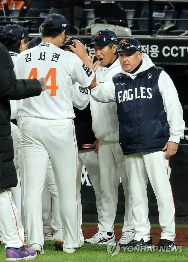 경기에서 승리한 한화 김경문 감독이 김서현을 격려하고 있다. / 사진=연합뉴스