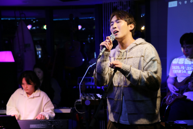 ‘2025 클럽뮤직페스티벌’에 참가해 가톨릭관동대 실용음악전공 학생들이 공연하고 있는 모습. (사진제공=가톨릭관동대학교)