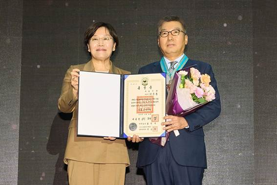 이우봉 총괄CEO(오른쪽)가 송미령 농림축산식품부 장관