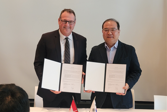 (좌측부터) Mr. Craig Olley(Trigon Terminal President), 김연규 교수(한양대 국제대학 학장 겸 아태지역연구센터 소장) / (사진제공=한양대)