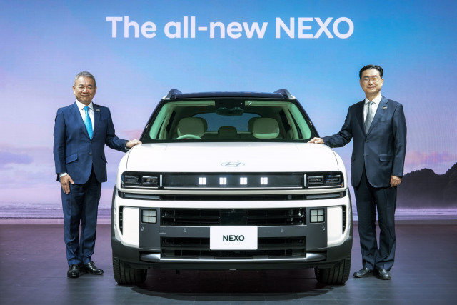 왼쪽부터 현대차일본법인(HMJ) 시메기 토시유키 법인장과 현대차 정유석 부사장이 재팬 모빌리티쇼 2025에서 기념 촬영을 하고 있다. (이미지 제공=현대자동차)