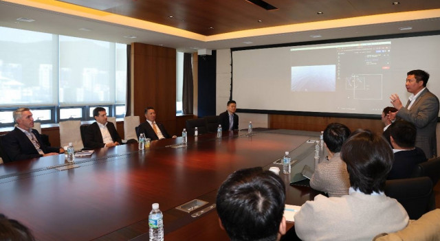 폴 르윈(Paul Lwin) 해벅AI(HavocAI) CEO(맨 오른쪽 발표자)가 한화 임직원들에게 하와이 앞 바다에 대기중인 해벅AI의 무인수상정을 한화오션 거제사업장에서 원격통제하는 기술 시연을 선보이고 있다. (이미지 제공=한화그룹)