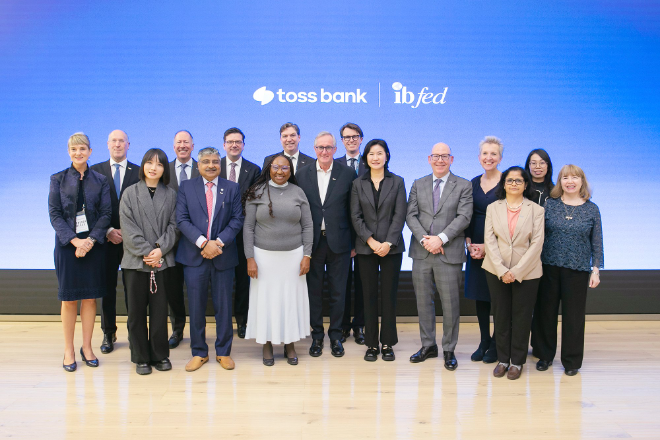 국제은행연맹(IBFed) 이사회 멤버들이 29일 오전 서울 강남구 토스뱅크 본사를 방문해 4년간의 혁신과 포용 금융의 성과를 나눈 뒤 환하게 웃으며 사진 촬영을 하고 있다. 앞줄 왼쪽 5번째부터 윔 마이스 유럽은행협회 대표, 이은미 토스뱅크 대표, 앤써니 오슬러 국제은행연맹 의장, 헤드위지 뉴엔 국제은행연맹 사무국장. ⓒ 토스뱅크