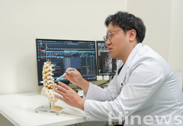 박종혁 분당제생병원 척추센터 과장이 환자에게 설명하고 있다. (사진 제공=분당제생병원)