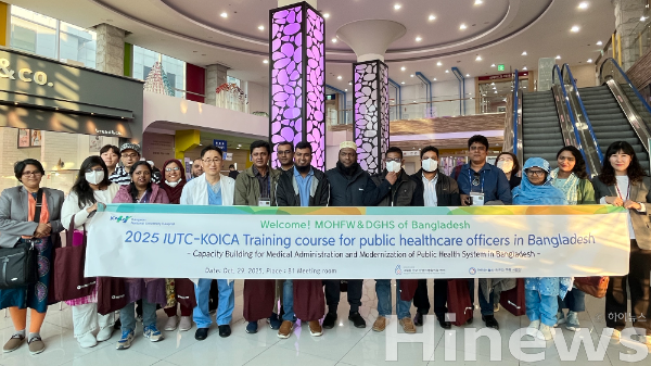 지난 29일 강원대 어린이병원에서 기념사진 촬영을 하고 있다. (사진 제공=강원대병원)