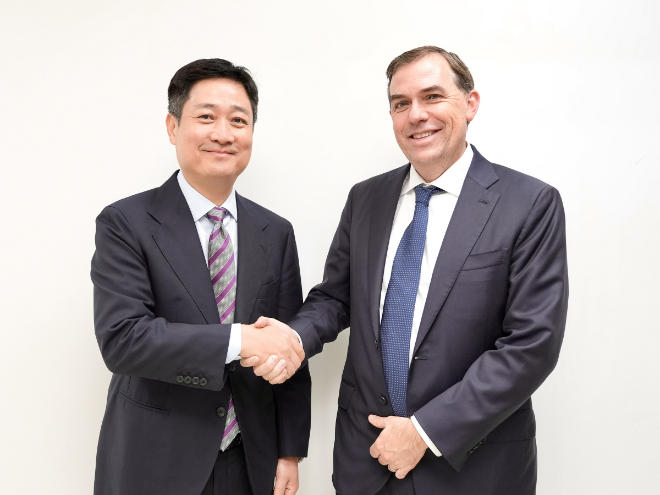 지난 29일 경주 예술의전당에서 열린 '2025 APEC CEO 서밋' 현장에서 홍범식(좌) LG유플러스 대표와 맷 가먼 아마존웹서비스 CEO가 양사 협력 방안을 논의했다. ⓒ LG유플러스