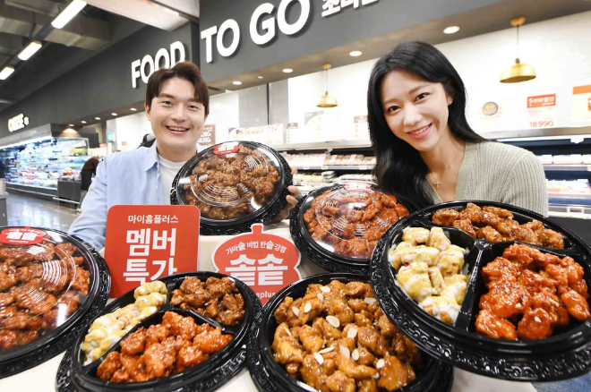 홈플러스가 오는 11월 5일까지 자사 닭강정 시리즈 브랜드 ‘솥솥’ 전품목을 대상으로 마이홈플러스 멤버특가 30% 할인 행사를 진행한다. (이미지 제공=홈플러스)