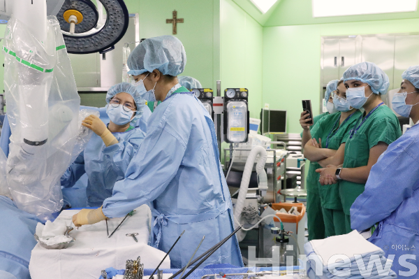 우즈베키스탄 의료진 연수, 수술 참관 (사진 제공=성빈센트병원)