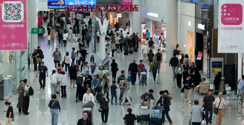 신세계면세점이 인천국제공항 면세점 사업권 일부를 반납한다. 사진은 인천국제공항 면세구역. /뉴시스