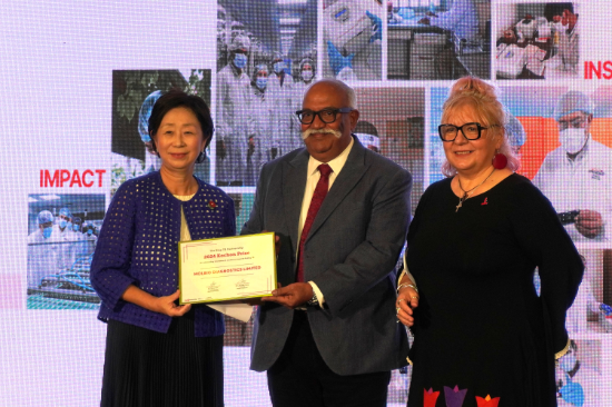 필리핀 마닐라에서 열린 제18회 고촌상 시상식에서 (왼쪽부터) 정재정 종근당고촌재단 이사장, 스리람 나타라잔 몰바이오 다이그노스틱스 대표, 루치카 디띠우 Stop TB Partnership 사무국장이 기념촬영을 하고 있다. ⓒ 종근당