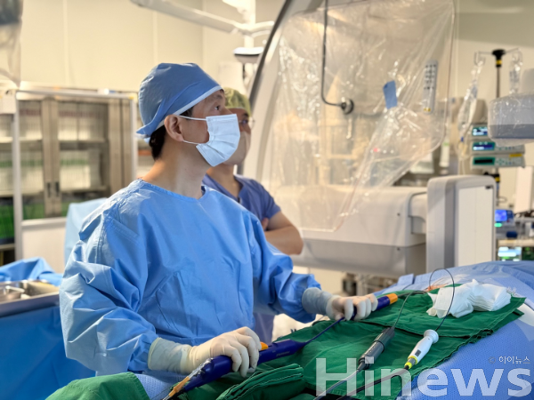 방사선 제로(0) 펄스장절제술을 시술 중인 임홍의 중앙대학교광명병원 교수 (사진 제공=중앙대학교광명병원)