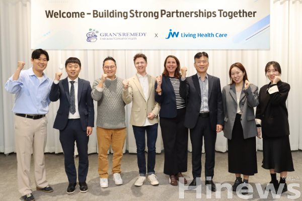 JW생활건강은 뉴질랜드 신발 탈취 브랜드 ‘그랜즈레미디(Gran’s Remedy)’ 개발사 엔데버헬스컨슈머리미티드(Endeavour Health Consumer Limited)와 중장기 파트너십 강화 방안을 논의했다. (왼쪽 넷째부터) 벤저민 컬 엔데버헬스컨슈머리미티드 마케팅 총괄, 켈리 뒤 프리즈 글로벌 주요 거래처 담당 매니저, 윤성훈 JW생활건강 유통전략사업본부장과 임직원들이 기념촬영을 하고 있다. (사진 제공=JW생활건강)