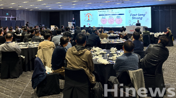 자큐보 발매 1주년 심포지엄에서 서울아산병원 소화기내과 최기돈 교수(연단 왼쪽)가 강연하고 있다. (사진 제공=동아ST)