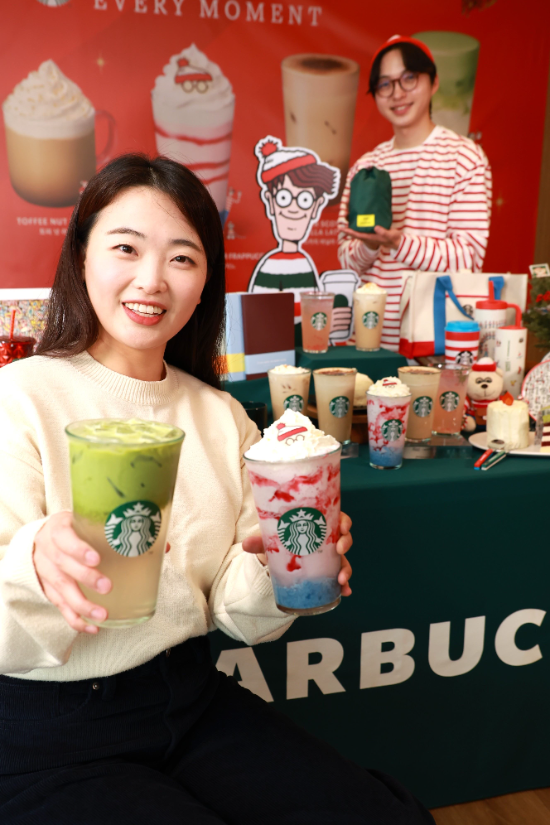 스타벅스 겨울 시즌 음료와 상품 출시를 기념해 모델들이 포즈를 취하고 있다. ⓒ 스타벅스