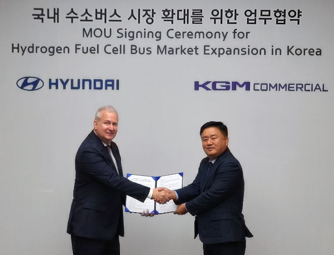 켄 라미레즈 현대차그룹 에너지&수소사업본부 부사장(왼쪽)과 김종현 KGM커머셜(KCMC) 대표이사가 30일 현대차 울산공장에서 수소연료전지 공급 업무 협약을 체결한 뒤 악수하고 있다. ⓒKGMC