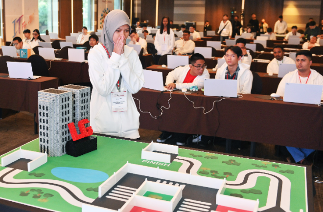 LG전자가 개최한 '2025 글로벌장애청소년IT챌린지' 본선 대회에서 참가자들이 자율주행차 프로그래밍 능력을 평가하는 'eCreative_Smart Car' 종목에 참가 중인 모습. ⓒ LG전자