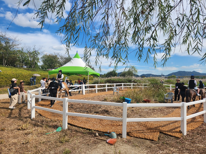 순천만국가정원 내 스페이스브릿지 하부 동천변에서 진행된 도심승마체험. ⓒ 순천시