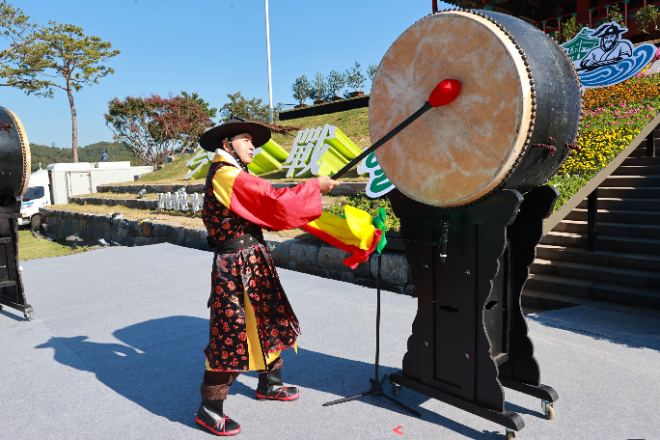 ‘보성군 이장단 한마음대회’에서 대북 타종 퍼포먼스를 하고 있는 김철우 보성군수. ⓒ 보성군