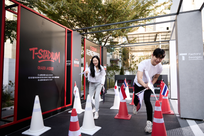 SK텔레콤(대표 유영상)은 서울 성동구 T팩토리 성수에서 넷플릭스 예능 '피지컬: 아시아'와 협업한 'T-스타디움(T-Stadium) 두근득근 챌린지' 팝업 전시를 30일부터 다음 달 30일까지 진행한다고 밝혔다. ⓒ SK텔레콤