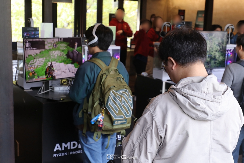 방문객은 행사장 2층에서 최신 AMD 프로세서 기반 게이밍 PC로 '붉은사막' 데모를 체험할 수 있다.