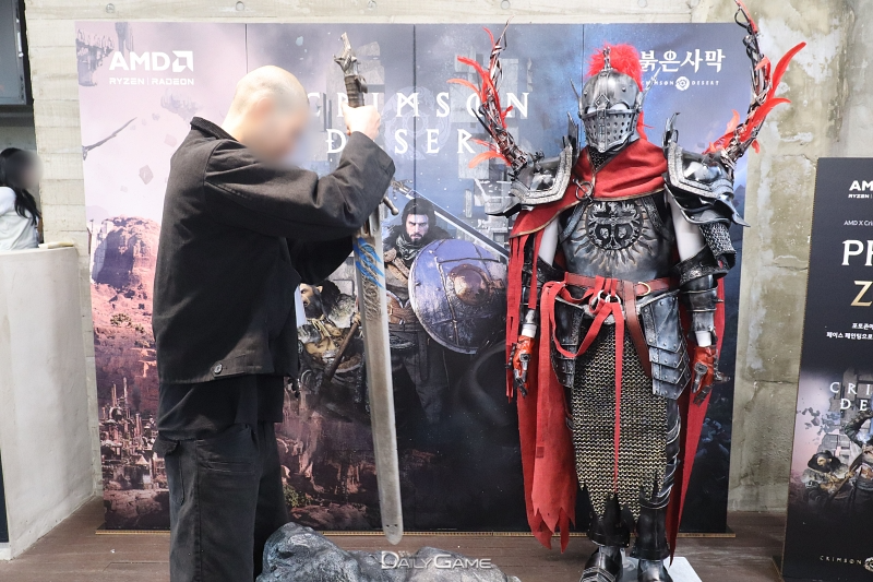 주인공 클리프 막아서는 적의 투구, 검 등을 들고 기념사진을 남길 수 있는 포토존.