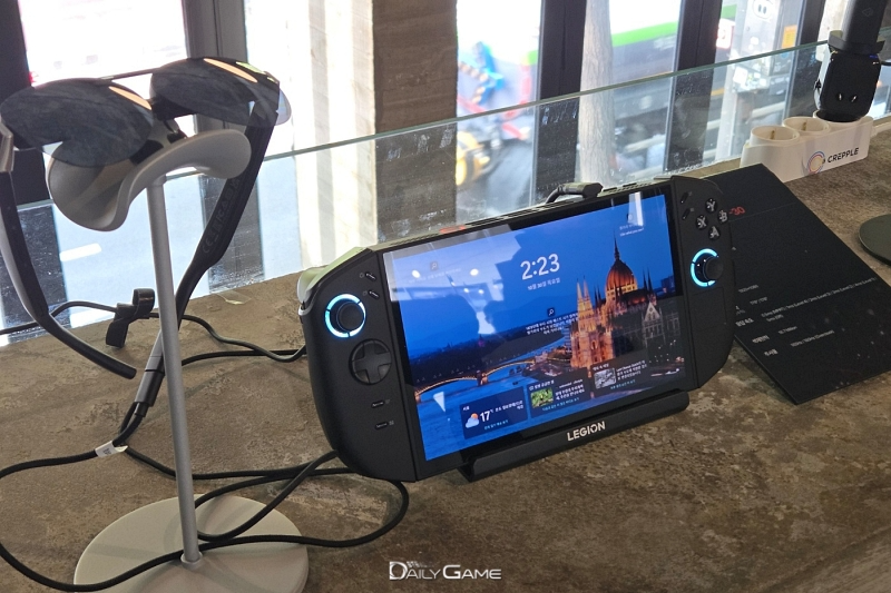 레노버가 선보인 휴대용 게이밍 PC와 안경형 디스플레이를 체험할 수 있다.