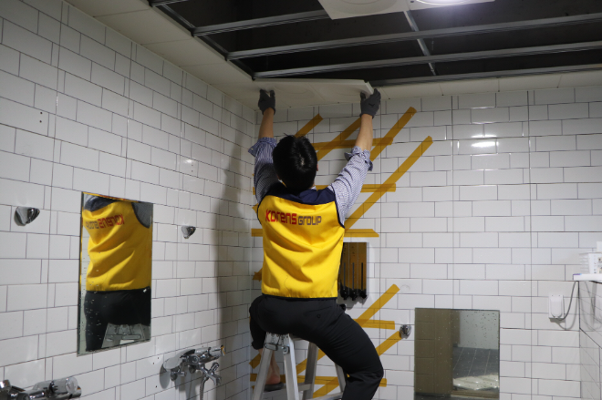 코렌스 직원이 경남 양산에 있는 한 복지시설에서 공동 샤워장 내부 인테리어 공사를 하는 모습 ⓒ코렌스