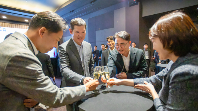 30일 허윤홍 GS건설 대표(사진 왼쪽 두 번째)와 협력사 대표들이 '그랑 파트너스 피에스타'에 참여해 화합을 나누고 있다. ⓒ GS건설