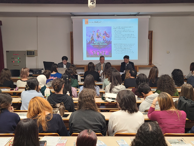 이탈리아 카포스카리대학에서 윤재웅 총장이 한류특강을 진행하고 있다. (사진제공=동국대)