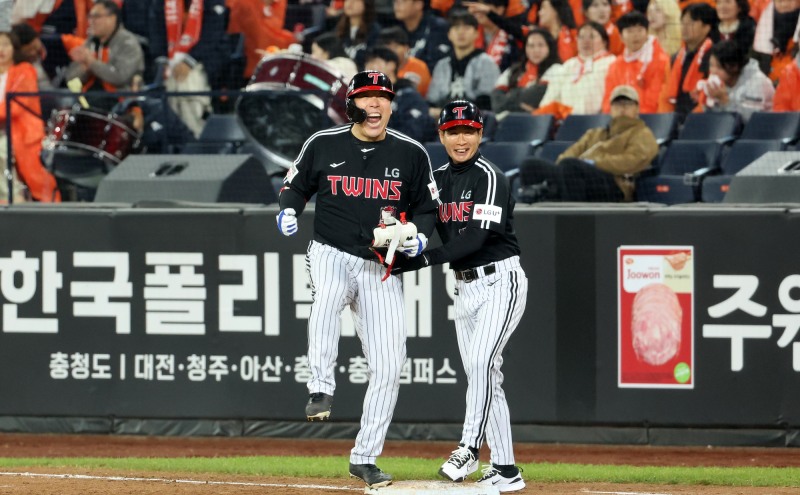 환호하는 김현수. 사진=연합뉴스