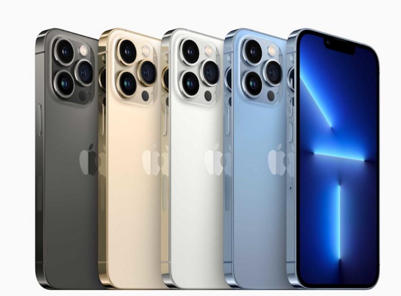 애플 주가가 30일(현지시간) 3분기 아이폰 판매가 부진했지만 4분기에는 두자릿수 성장할 것이란 전망에 시간외 거래에서 4% 넘게 급등하고 있다. 사진=아이폰17시리즈, 애플 캡처