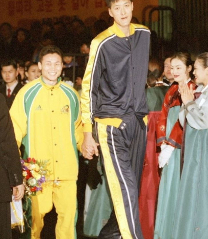 1999년 남북통일농구대회에 참가한 북한의 최장신(2m35) 리명훈(오른쪽)