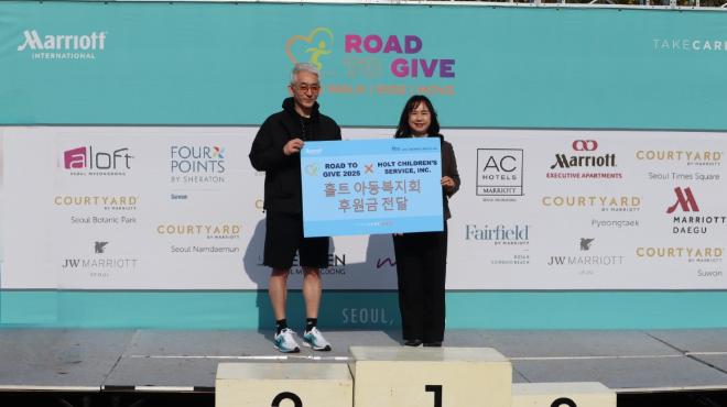 사진 설명 :  지난 10월 30일(수), 메리어트 인터내셔널이 자선 달리기 행사 ‘ROAD TO GIVE 2025’를 개최한 수익금을 위기가정아동 지원을 위해 홀트아동복지회에 기부했다.