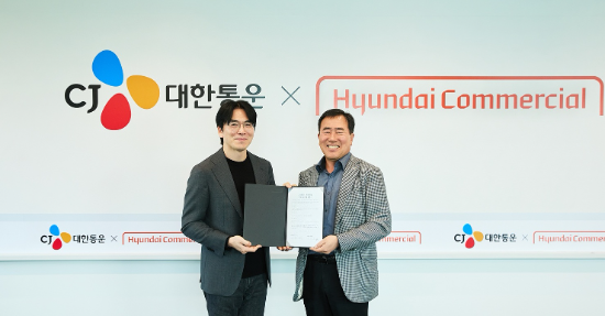 지난 30일 서울시 영등포구 소재 현대커머셜 본사에서 열린 CJ대한통운-현대커머셜 상생금융 제휴 협약식에서 최갑주 CJ대한통운 더운반그룹장(오른쪽)과 김재완 현대커머셜 산업금융본부장이 기념사진을 찍고 있다. ⓒ CJ대한통운