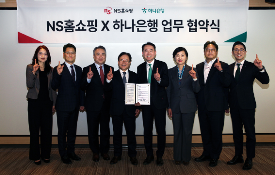 지난 30일 판교 NS홈쇼핑 본사에서 NS홈쇼핑과 하나은행이 업무협약식을 갖고 양사 관계자들이 기념 촬영을 하고 있다. (가운데 왼쪽) 조항목 NS홈쇼핑 대표, (가운데 오른쪽) 김영훈 하나은행 자산관리그룹장(부행장) ⓒ NS홈쇼핑