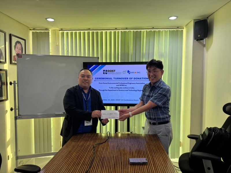 한국환경기술사회(회장 홍순명, 이하 KEPEA)는 30일(현지시간) 필리핀 세부 지역 과학기술부(DOST-7, Director Dr. Tristan L Abando)에 지진 피해 이재민을 위한 성금을 전달했다. 사진 오른쪽 홍순명 회장./한국환경기술사회