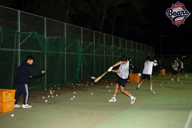 마무리 캠프에서 야간 훈련하는 두산 베어스 선수들 / 사진=두산 베어스 제공. 연합뉴스