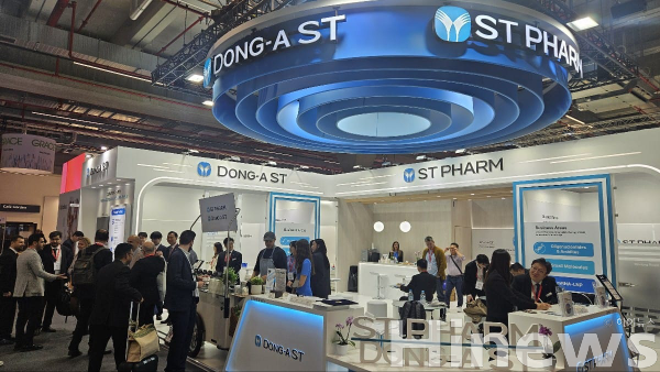 CPHI Worldwide 2025에 참가한 동아ST-에스티팜 공동부스 전경 모습 (사진 제공=동아ST)