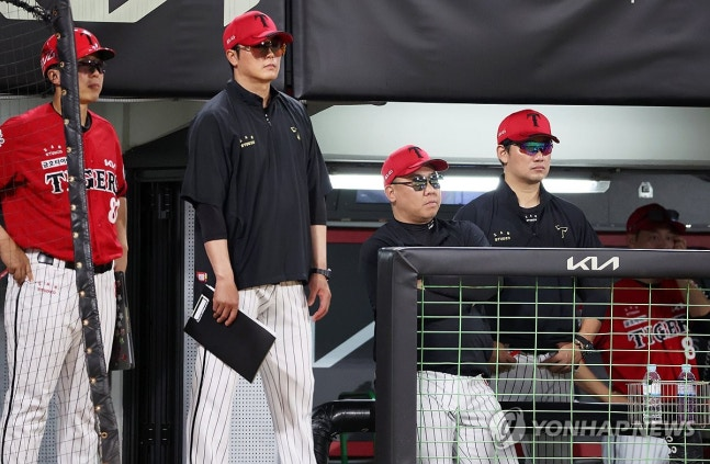 KIA 이범호 감독과 코치진 / 사진=연합뉴스
