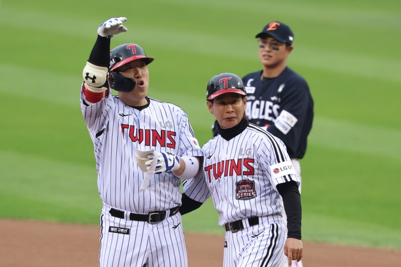 한국시리즈 1차전에서 안타를 친 후 농구 슈팅 세리머니를 하는 LG 김현수. 사진=연합뉴스