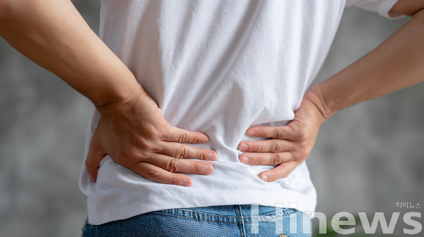 아침마다 뻣뻣하고 움직이면 풀리는 허리 통증, 강직성척추염 조기 진단과 운동이 필수다. (사진 제공=클립아트코리아)