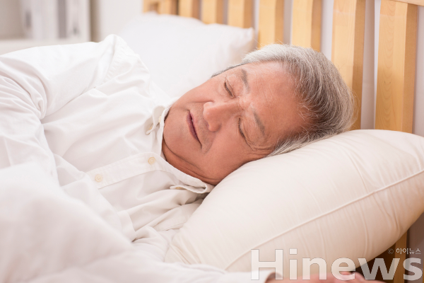 노인의 조기 취침·새벽 기상은 단순 노화가 아닌 수면 효율 저하와 수면장애 신호다. (사진 제공=클립아트코리아)