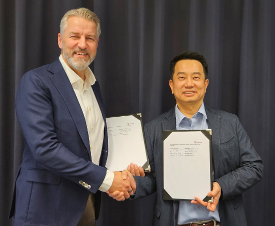 파트너십 체결식에서 기념사진 촬영을 하고있는 정혁성 CJ제일제당 BMS본부장(오른쪽)과 프레드릭 베리에고르 BIQ머티리얼즈 회장 ⓒ CJ제일제당