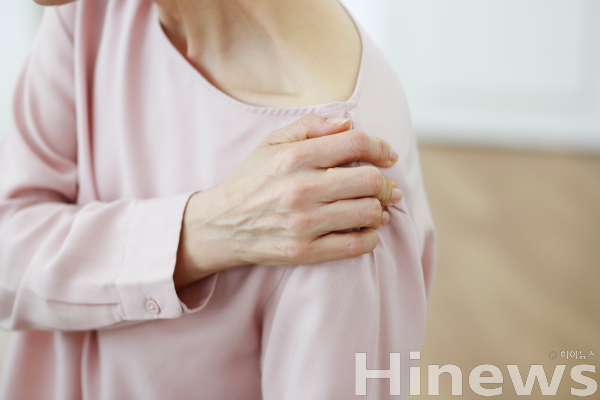 어깨 통증을 방치하면 회전근개가 찢어져 봉합이 불가능해지고, 결국 인공관절 수술까지 이어질 수 있다. (사진 제공=클립아트코리아)