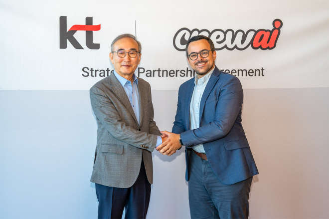 김영섭 KT 대표(왼쪽)와  조 모우라 크루AICEO(오른쪽)가 24일(현지 시각) 미국 샌프란시스코에서 대한민국 AI 에이전트 생태계 혁신을 위한 전략적 파트너십을 체결하고 기념사진을 촬영하고 있다. ⓒ KT