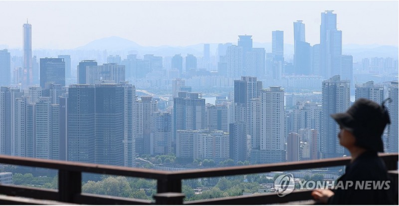 지난 달 전국 전월세 거래의 65%를 월세가 차지 '전세의 월세화'가 뚜렷해 지고 있다. 자료=국토교통부, 사진=연합뉴스