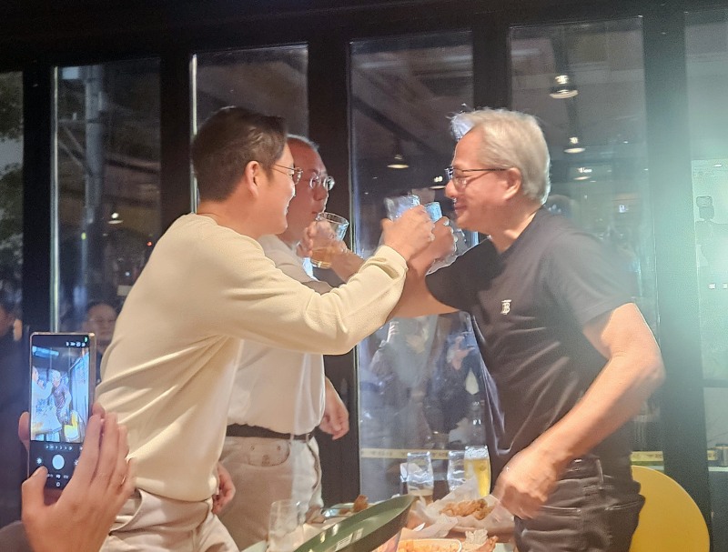 젠슨 황 엔비디아 최고경영자(CEO)가 지난 30일 서울 삼성동 한 치킨집에서 이재용 삼성전자 회장, 정의선 현대차그룹 회장과 치맥 회동을 하며 러브샷을 하고 있다./연합뉴스